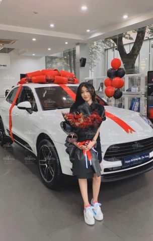 Khoảnh khắc bàn giao xe ô tô mới, niềm vui khi nhận xe vào ngày lành.