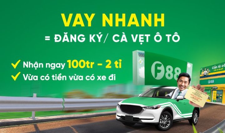 Người đàn ông sử dụng điện thoại di động bên cạnh xe ô tô, minh họa quy trình đăng ký vay theo cà vẹt xe ô tô trực tuyến