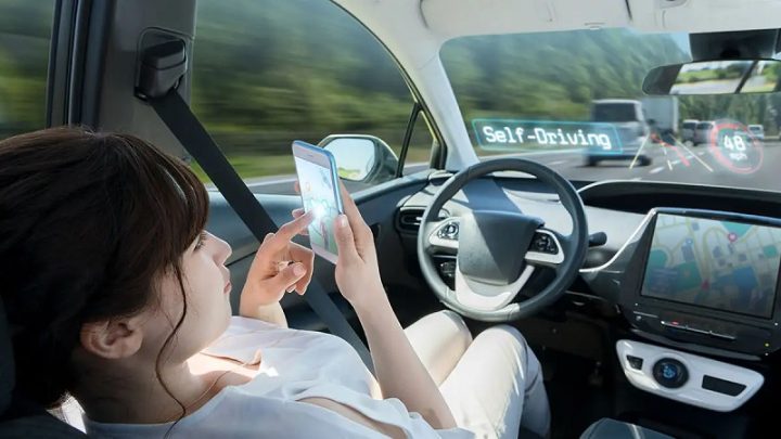 Chiếc chìa khóa ô tô sẵn sàng cho hành trình thuê xe tự lái ở Thanh Trì
