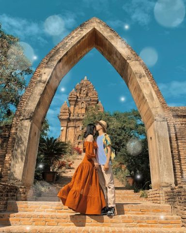 Cảnh quan đường ven biển Phan Thiết đi Phan Rang với xe ô tô di chuyển