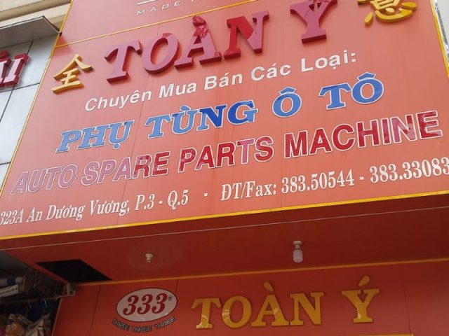 Cửa hàng phụ tùng ô tô Toàn Ý trên đường An Dương Vương