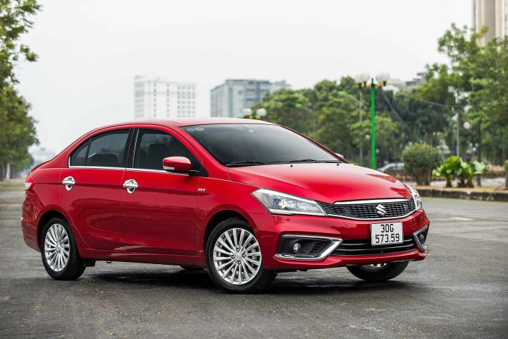 Thiết kế tổng thể của mẫu xe sedan Suzuki Ciaz trên đường