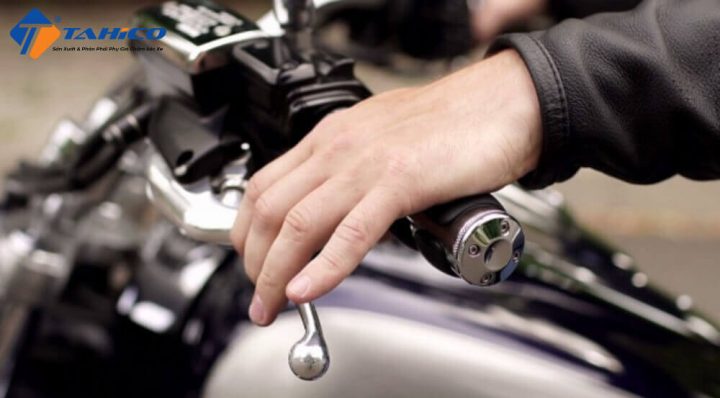 Người lái đang thực hành nhả côn xe côn tay một cách nhẹ nhàng và kiểm soát.