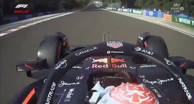 Tay đua Max Verstappen ném khăn từ buồng lái chiếc xe đua F1 của mình