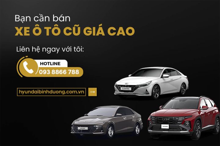 Khách hàng hoàn tất thủ tục bàn giao xe ô tô cũ tại đại lý với sự hỗ trợ của nhân viên