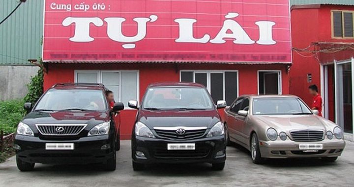 Một chiếc xe ô tô màu trắng đang di chuyển trên đường