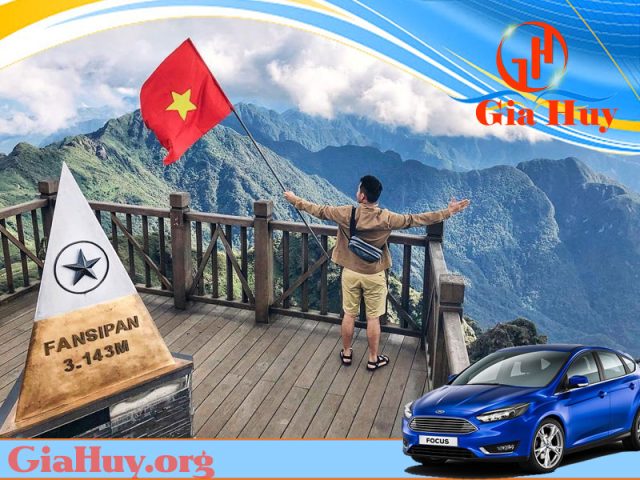 Một chiếc xe bán tải đang di chuyển trên con đường đèo uốn lượn tại Sapa