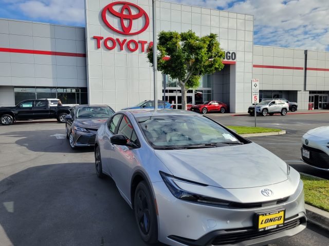 Showroom đại lý xe ô tô Toyota nhộn nhịp, thể hiện sự tăng trưởng thị trường