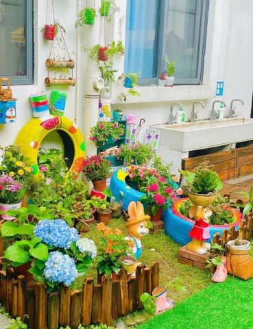 Vườn hoa sáng tạo từ lốp xe ô tô đã sơn màu