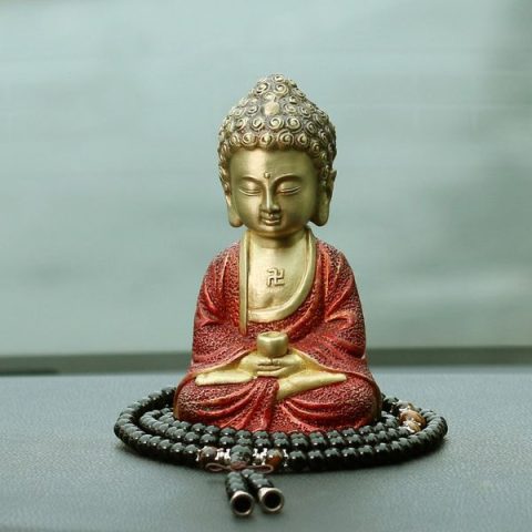Tượng Phật A Di Đà để taplo ô tô mang lại sự thanh tịnh và an lạc