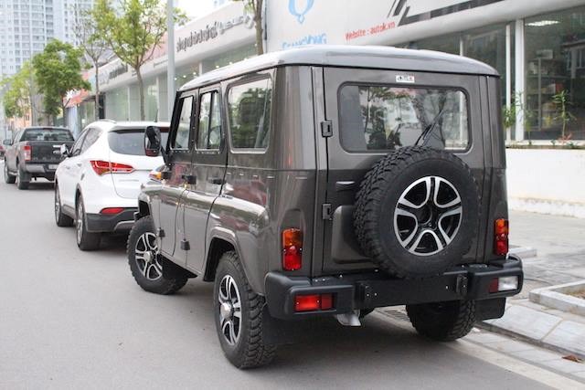Chi tiết ngoại thất của xe UAZ Hunter, nhấn mạnh khả năng vượt địa hình