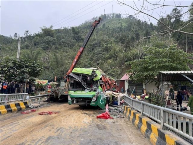 Kinh nghiệm lái xe ô tô đi Quốc lộ 32 an toàn và hiệu quả