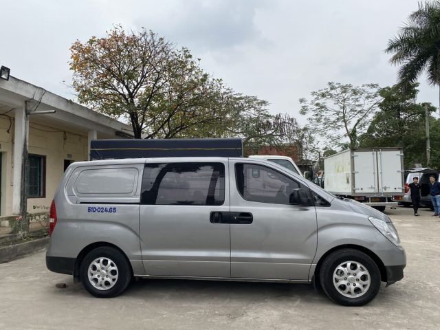 Ngoại hình xe Hyundai Starex 9 chỗ cũ với thiết kế đơn giản nhưng chắc chắn, được nhiều gia đình và doanh nghiệp lựa chọn.