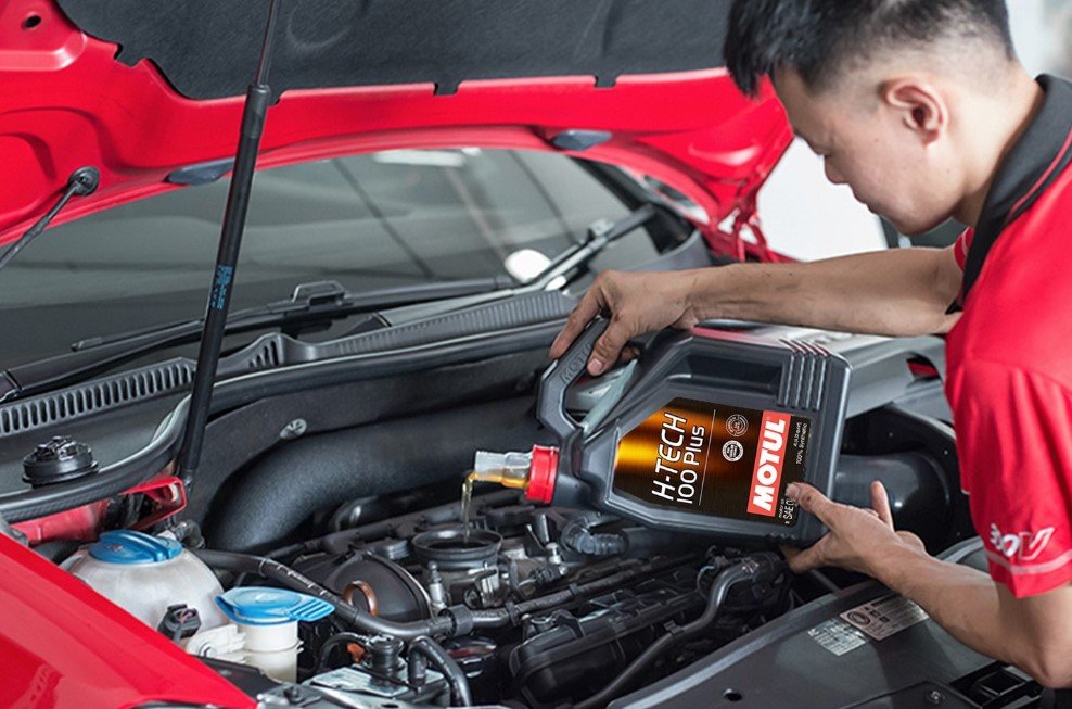 Xe ô tô đi bao nhiêu km thì thay dầu: Hướng dẫn chi tiết