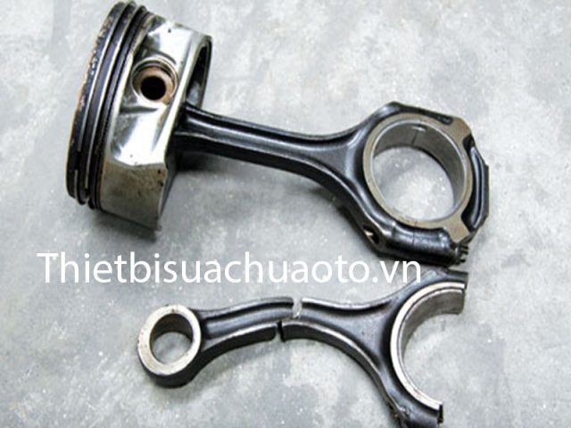 Kiểm tra động cơ ô tô bị hư hỏng tại xưởng