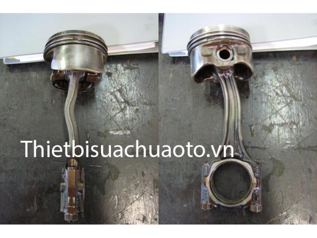 Thợ kỹ thuật đang kiểm tra khoang động cơ xe hơi