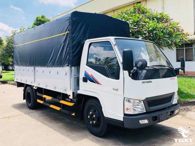Hình ảnh chi tiết xe ô tô tải Đô Thành IZ49 màu trắng với cabin thiết kế khí động học và logo thương hiệu nổi bật